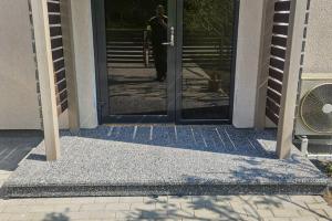 Klinkeri eemaldamine, pesubetoonplaatide paigaldus Kiilis-12.JPG