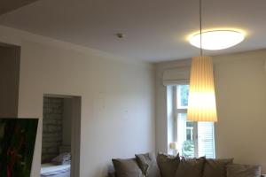 Tallinna kesklinna korteris mõrade taastamine, seinte ja lagede kruntimine ning värvimine.JPG