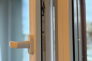 Plastikakna hooldus.jpg