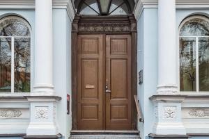 Pärnu Kunstide Kool - trepi katmine pesubetoonplaatidega.jpg