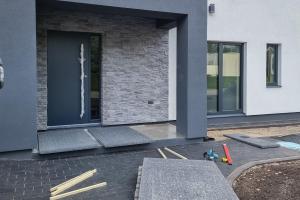 Eramaja Pärnumaal - mustade pesubetoonplaatide paigaldus.jpg