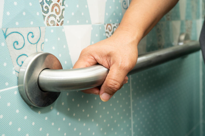 eakale turvaline kodu, kodu kohandamine eakale, eakate kodu turvalisus, kukkumiste ennetamine kodus, vannitoa kohandamine, ligipääsetav kodu, eakate abivahendid, turvaline vannituba, SOS häirenupp, eakate iseseisev toimetulek