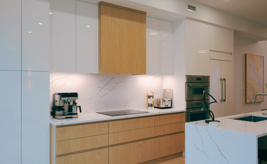 avatud köök elutuba akustika, köök elutuba ventilatsioon, kuidas vähendada köögilõhna, avatud köögi akustika, köök elutuba planeering, köögi kubu võimsus, akustilised paneelid kodus