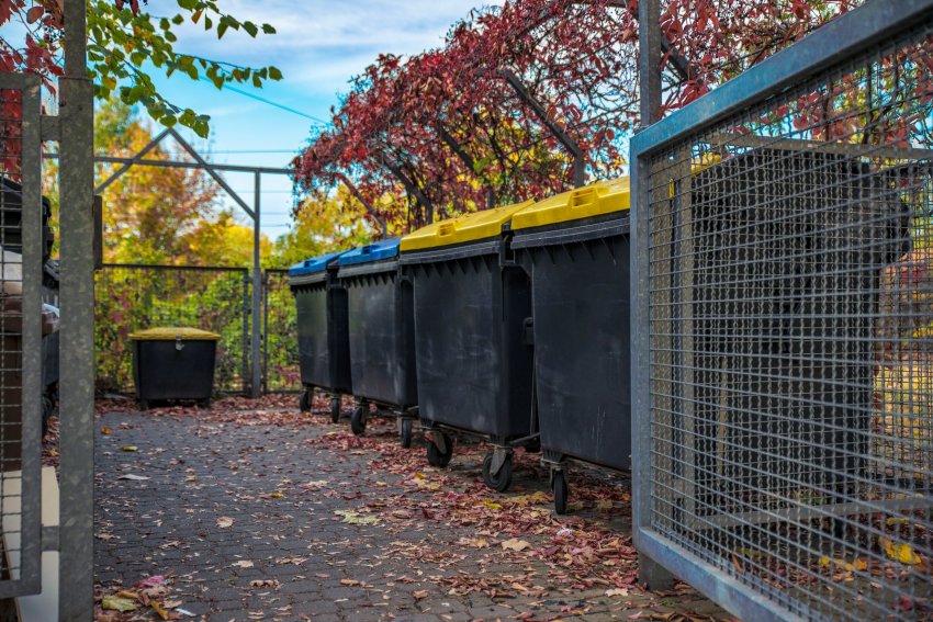 aedik, kortermaja jäätmemajandus, prügikastid, prügimaja, prügikonteinerite aedik