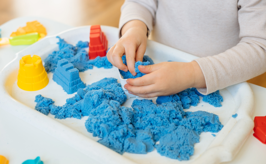 lastenurk elutoas, väike kodu lastega, laste mängunurk ideed, elutoa planeerimine, turvaline lastenurk, nutikas ruumikasutus, kodune mänguala, väikese pinna sisekujundus, minimalistlik lasteala, lapsenurk, lapse ala