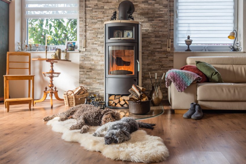 siustusnipid, sisekujundus, hubane elutuba, kamin, diivan, pleedid