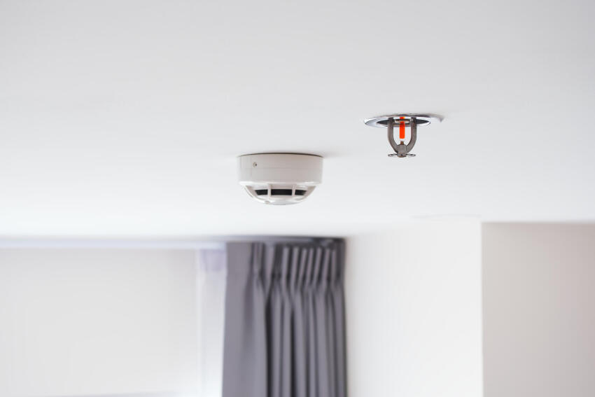 tuleohutus kodus, kodune tulekahju, tulekahju ennetamine, suitsuandur kodus, rasvapõleng pliidil, tuleohutus korteris, küünalde tuleohutus, elektriseadmete ülekoormus, tuleohutusnõuanded, kodu tuleohutus