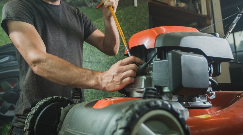 muruniiduki hooldamine, tööriistade hooldamine, tööriistade puhastamine, tööriistade hooldus