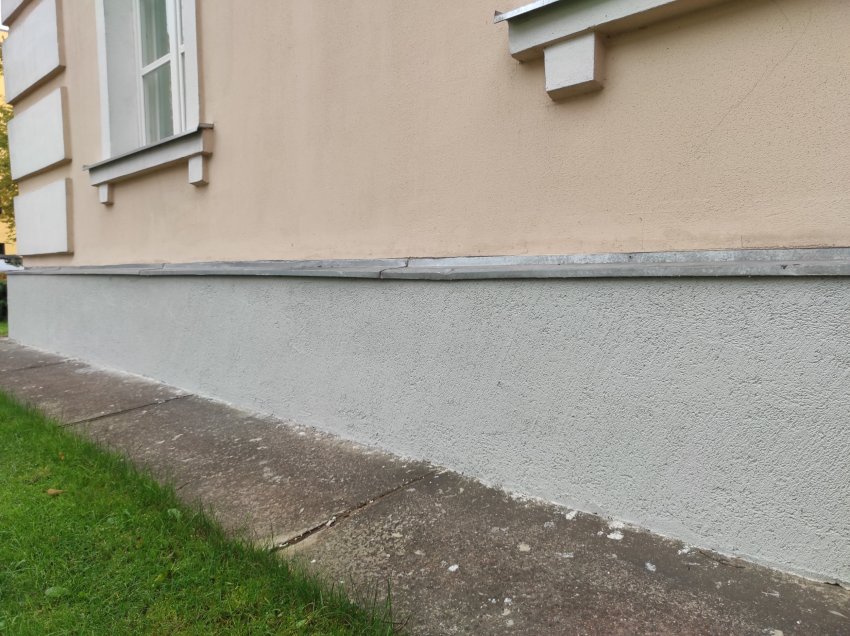 parandatud sokkel, teostatud töö, korrastatud fassaad, maalritööd,  sokli krohvimine