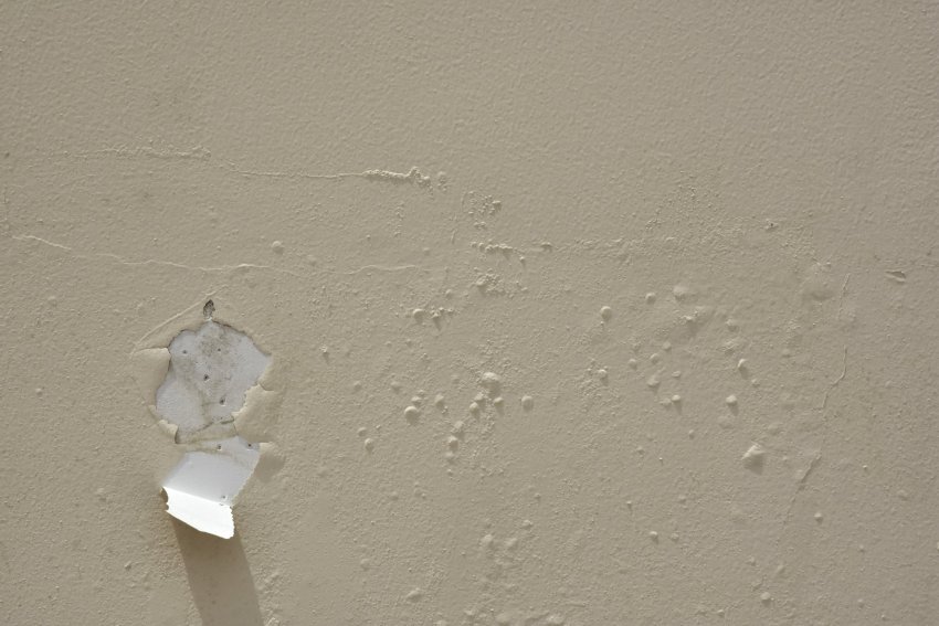 halvasti värvitud sein, töötlemata aluspind, vead värvimistöödel