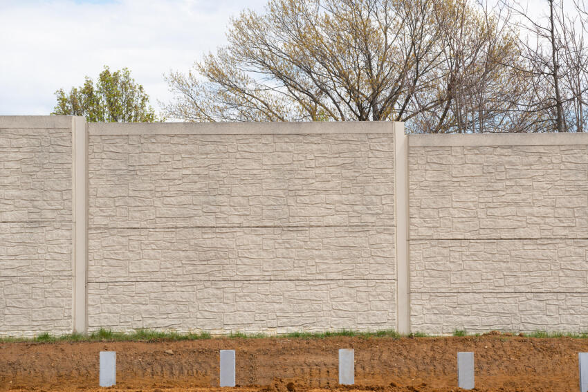 mürasummutav aed, müratõkkesein, liiklusmüra vähendamine, mürakaitse aias, tänavamüra lahendused, müratõkke materjalid, heliisolatsioon aias, müratõkke ehitamine, vaiksem hoov, liiklusmüra kodus