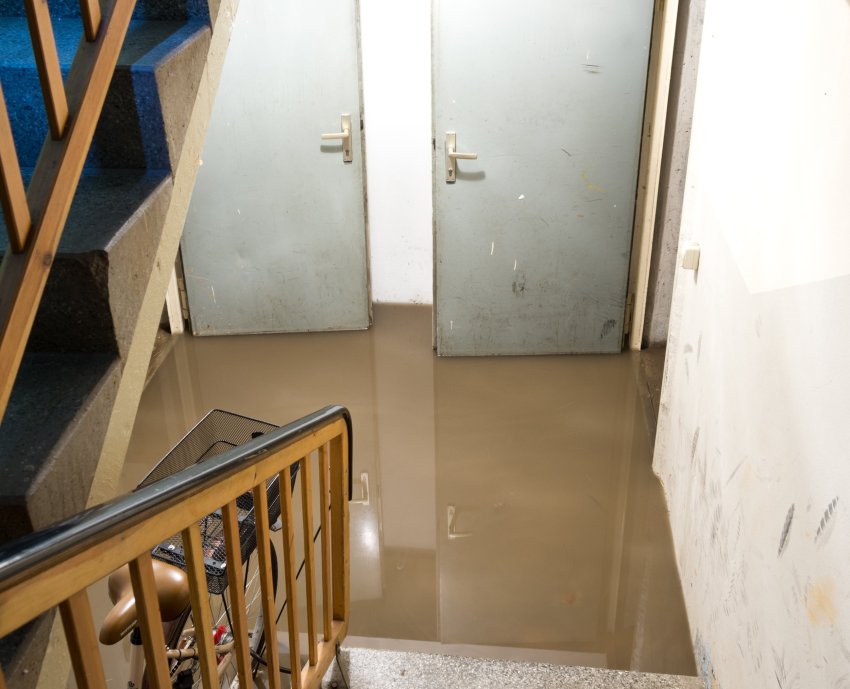 vesi keldris, keldrisse tunginud vesi, üleujutatud kelder, liigvesi keldris, keldri kuivatamine, niiskus keldris