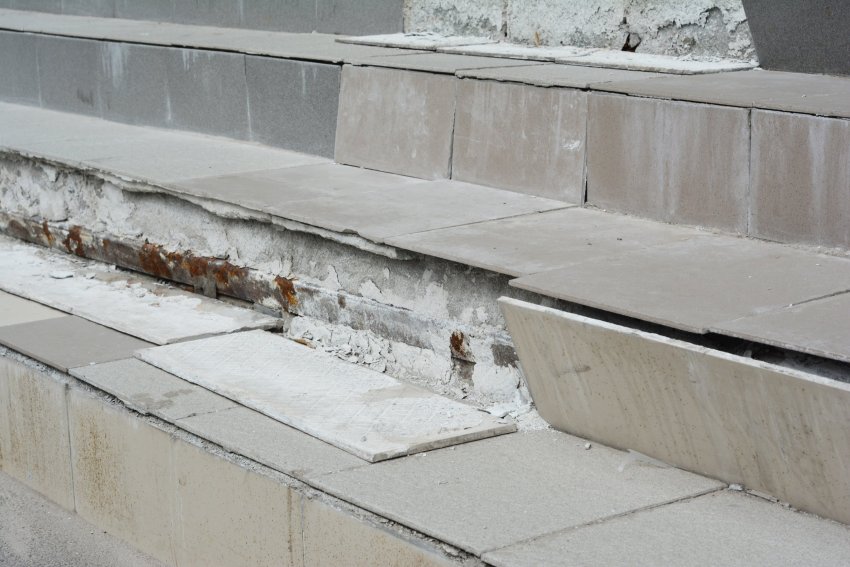 Betoontrepi renoveerimine, betoonist välistrepi parandamine, pragunenud betoontrepi taastamine, betoontrepi lammutamine, betooni valamine, betoontrepi valamine, betoontrepi libedusetõrje, betoontreppide parandamine
