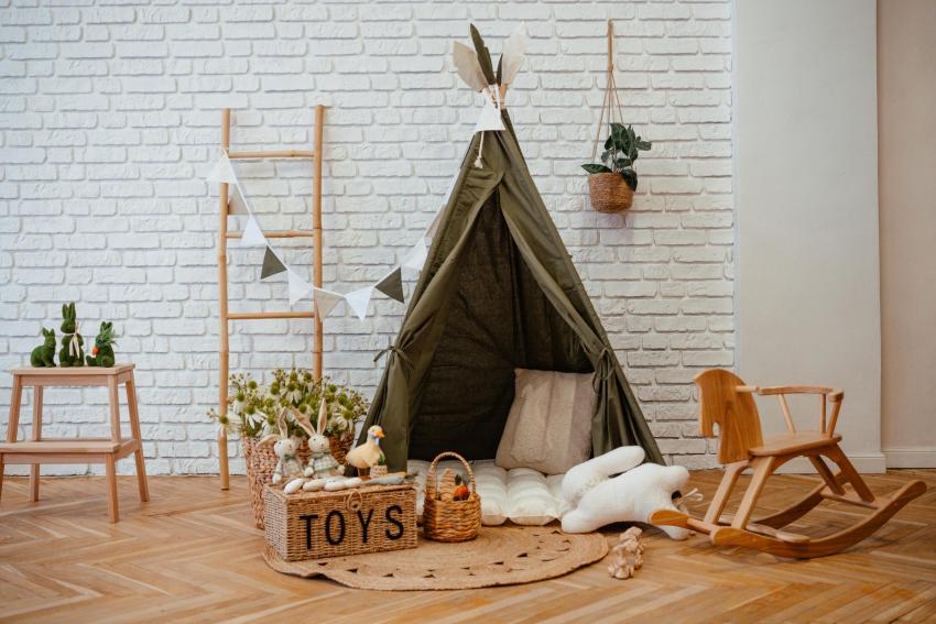 lastenurk elutoas, väike kodu lastega, laste mängunurk ideed, elutoa planeerimine, turvaline lastenurk, nutikas ruumikasutus, kodune mänguala, väikese pinna sisekujundus, minimalistlik lasteala, lapsenurk, lapse ala