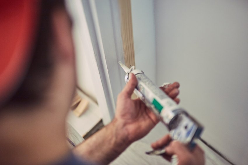 silikooniga vahede täitmine, silikoonimine, vana värvi eemaldamine, seina värvimine