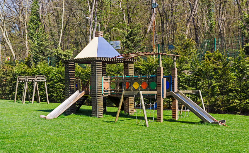 Mänguväljaku ehitus, Laste mänguväljak koduaias, Mänguväljaku planeerimine, Turvaline mänguväljak, Mänguväljaku materjalid, Koduõue mänguväljak, Laste mänguväljaku paigaldus, Laste mänguvahendid õues, Mänguväljaku pinnakate, Mänguväljaku turvalisus