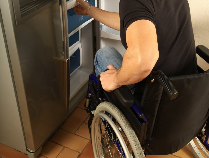 kahepoolne külmkapp, kodu kohandamine liikumisraskusega inimesele, liikumisraskused, kodu mugavamaks tegemine, kodu kohandamine invaliidile,