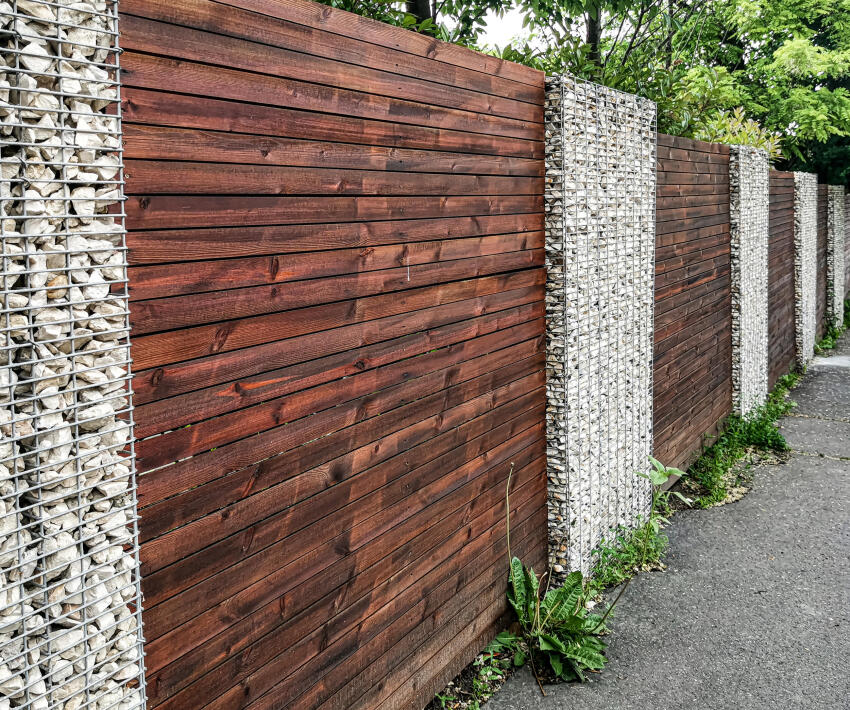 mürasummutav aed, müratõkkesein, liiklusmüra vähendamine, mürakaitse aias, tänavamüra lahendused, müratõkke materjalid, heliisolatsioon aias, müratõkke ehitamine, vaiksem hoov, liiklusmüra kodus