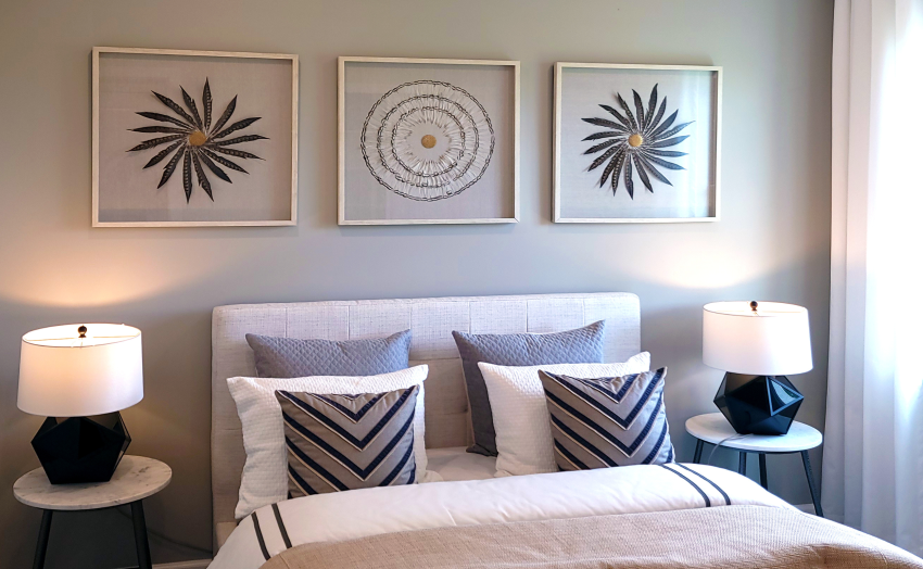 Piltide kinnitamine seinale, pildiraamide kinnitamine, pildiraamide kleepimine, kahepoolne teip, pildi kinnitusribad