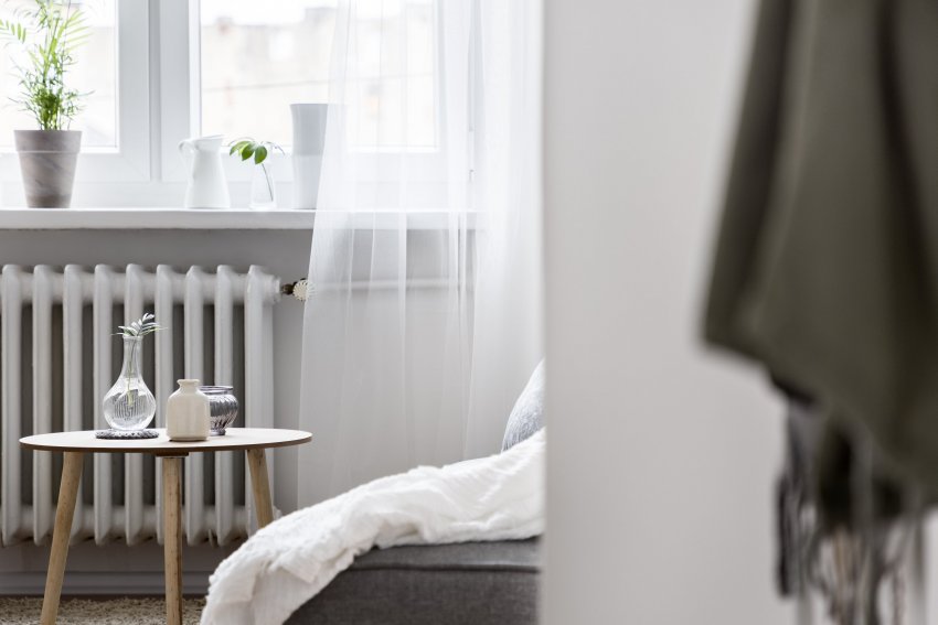 kardin, radiaator, küttetorud, radiaatori torud, torude peitmine, torude varjamine